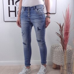 Jewelly Stretch Jeans mit dekorativer Knopfleiste