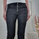 Jewelly Twill Jeans mit Schmuck Kn&ouml;pfen