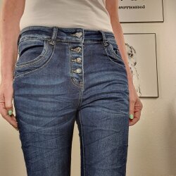 Jewelly Sweat Denim Jeans mit Schmuck Kn&ouml;pfen