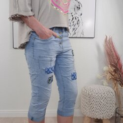 Karostar Damen Baggy Denim Stretch-Bermuda Kurze Denim Jeans Hose Boyfriend |Flicken und Knopfleiste|7/8 Capri