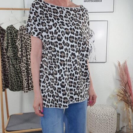 Curvy Leo Shirt – One Size (4 Farben)