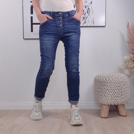 Boyfriend Stretch Jeans mit farbigen Schmuck Kn&ouml;pfen