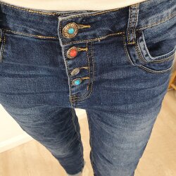 Boyfriend Stretch Jeans mit farbigen Schmuck Kn&ouml;pfen