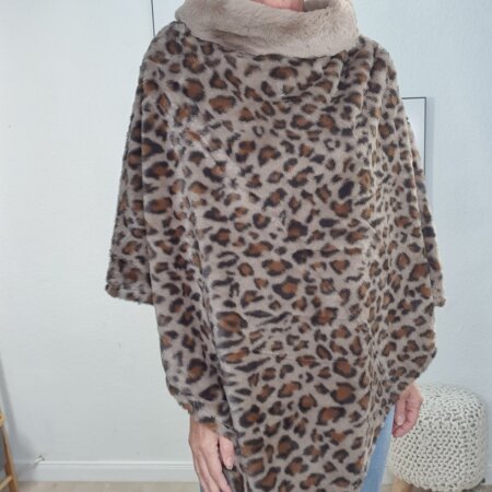 Leo Puschel  Poncho- One Size