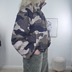 Kurze Steppjacke Animal Print oder Camouflage- One Size