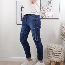 Karostar Damen Stretch Jeans| Denim Pants mit dekorativer Knopfleiste| Hose im vintage Look mit Flicken und Patches