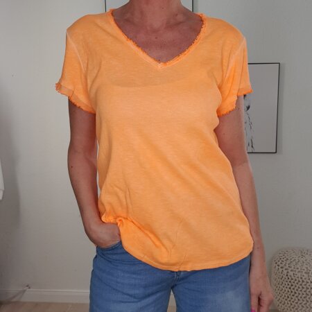 V-Neck Vintage Shirt mit Fransenkante